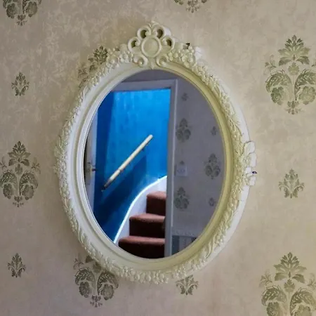 Exquisite Folk Victorian One-bed House: Holiday home Leeds (West Yorkshire)