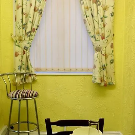 Exquisite Folk Victorian One-bed House: Leeds (West Yorkshire)