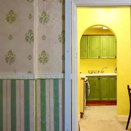 Exquisite Folk Victorian One-bed House: * Leeds (West Yorkshire)