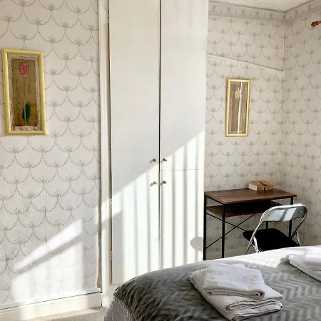 Vakantiehuis Exquisite Folk Victorian One-bed House: