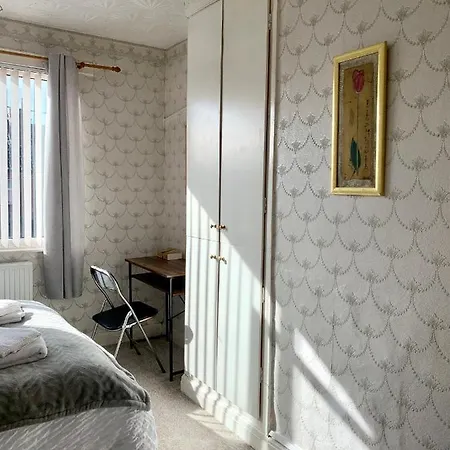 Exquisite Folk Victorian One-bed House: Leeds (West Yorkshire)