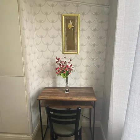 Exquisite Folk Victorian One-bed House: Leeds (West Yorkshire)