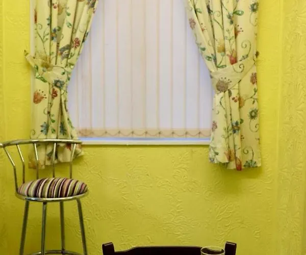 Exquisite Folk Victorian One-bed House: Leeds