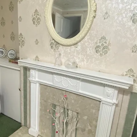 Hébergement de vacances Exquisite Folk Victorian One-bed House: *